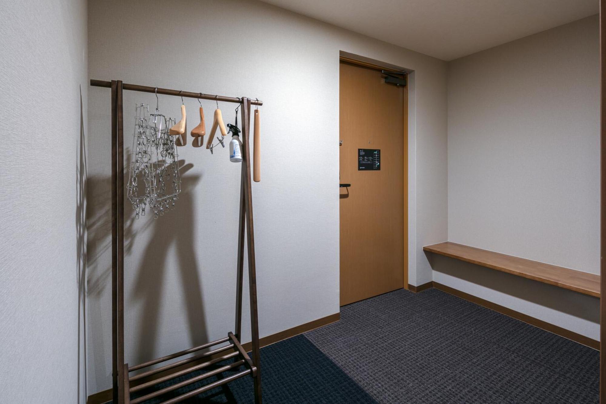 Randor Residential Hotel Kyoto Suites Rom bilde A coat rack
